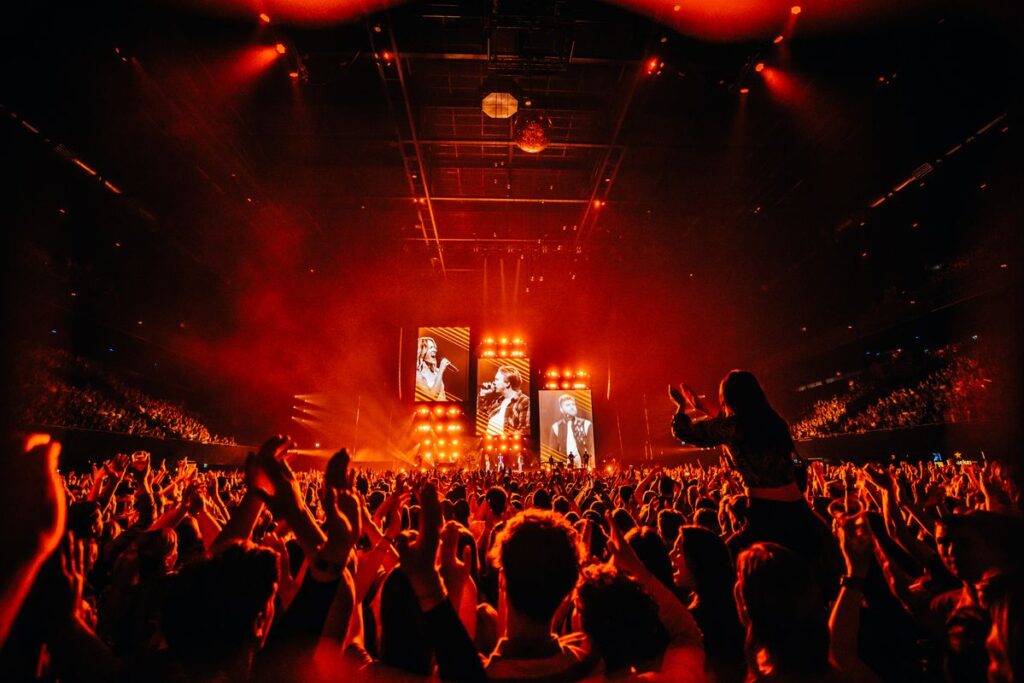 indoor arena crowd showing why live concerts are popular